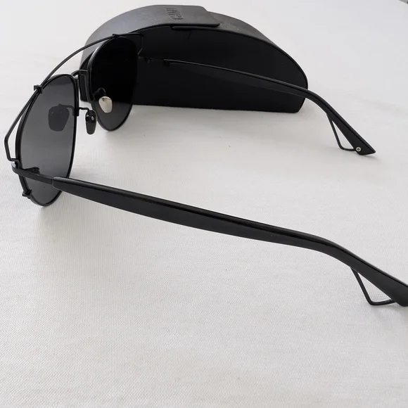 Aviator Sunglasses with Case - Picture 3 of 5